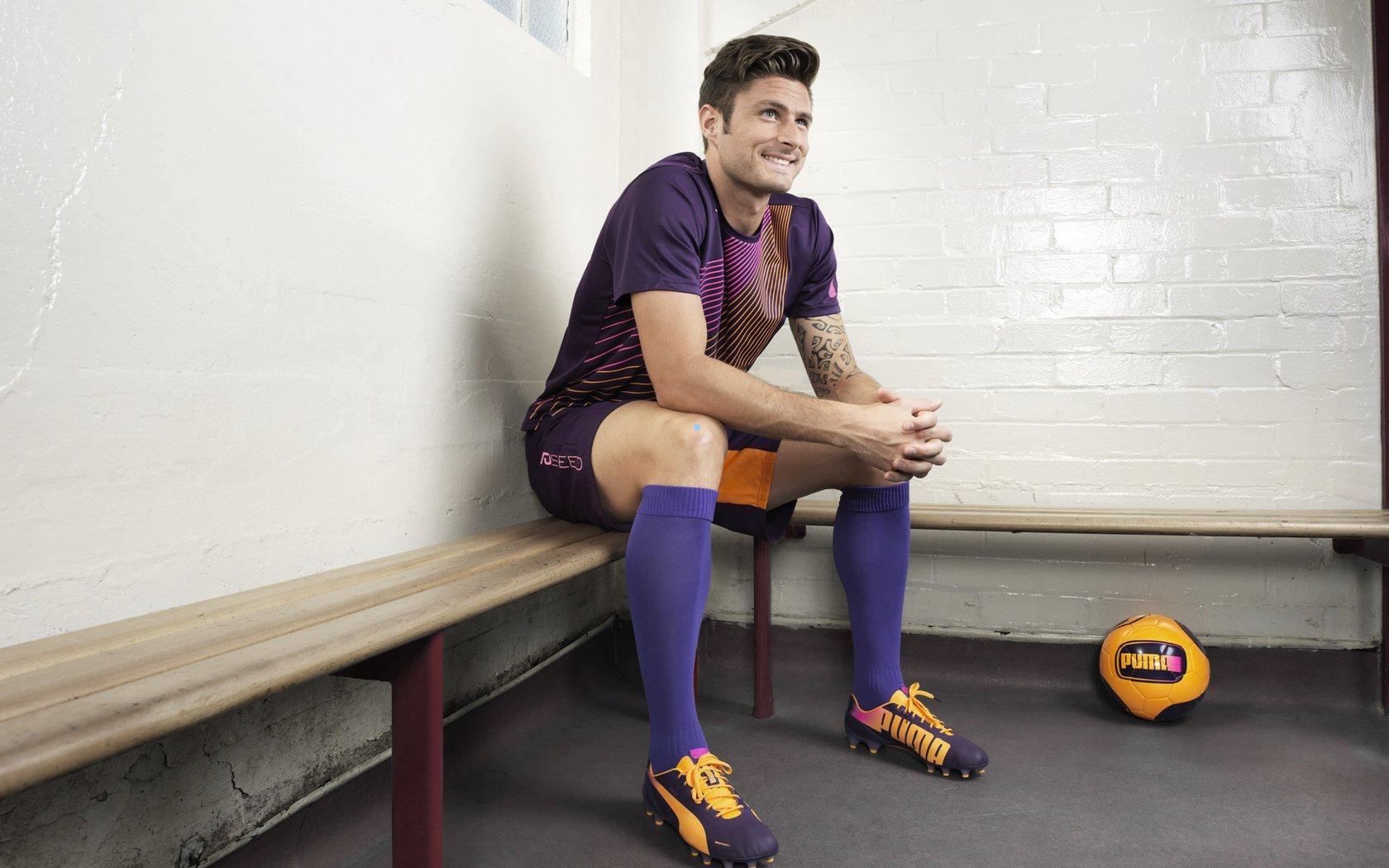 曼联青训中场梅努决定留队竞争主力，誓言为红魔荣耀而战